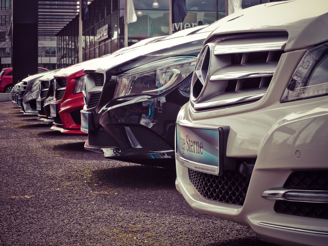 Oto Galeri ve İkinci El Araç Satışında Dijital Dönüşüm: Yapay Zekâ Değerleme ve WhatsApp Otomasyonu ile Ciro Artırma Rehberi