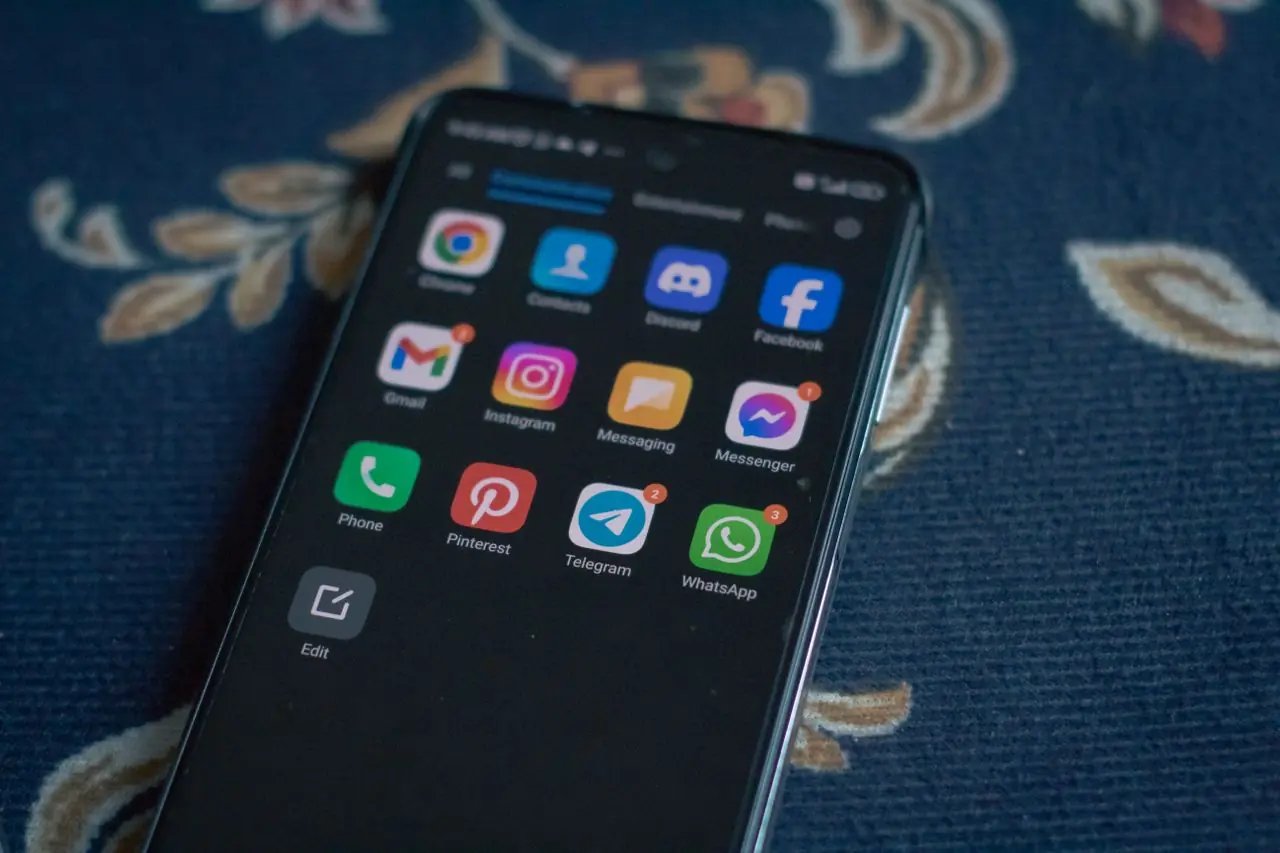 WhatsApp Booking Bot and SMS Integration for Transfer Companies: The Guide to End-to-End Automation